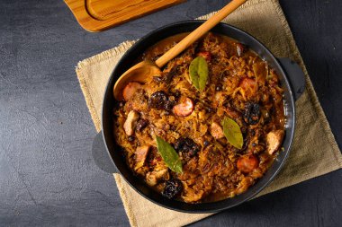 Gerçek bir Polonyalı 'Bigos', kurutulmuş erikler ve şaraplı eski bir tariften sonra.