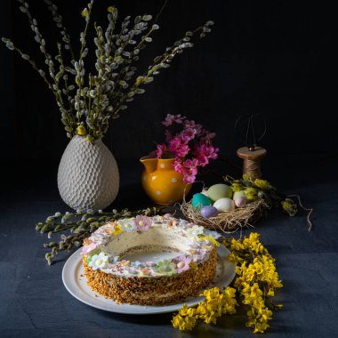 Paskalya sofrası için mükemmel bir pasta çelengi.