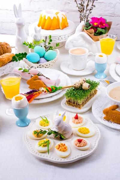 复活节用色彩艳丽的餐桌装饰 — 图库照片