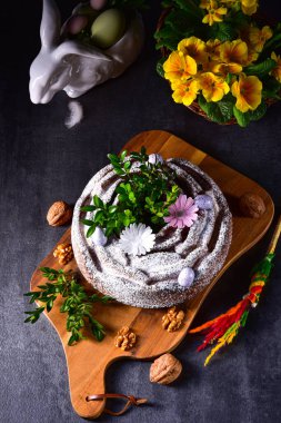 Fındıklı ve çikolatalı Polonya Paskalya pastası