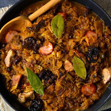 Gerçek bir Polonyalı 'Bigos', kurutulmuş erikler ve şaraplı eski bir tariften sonra.