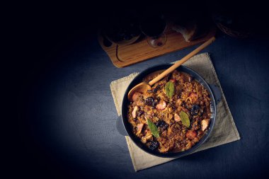 Gerçek bir Polonyalı 'Bigos', kurutulmuş erikler ve şaraplı eski bir tariften sonra.