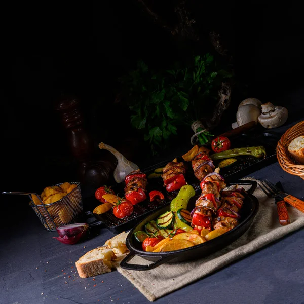 Shish Kebab Různými Zeleninou Kořeněnými Venkovskými Brambory — Stock fotografie