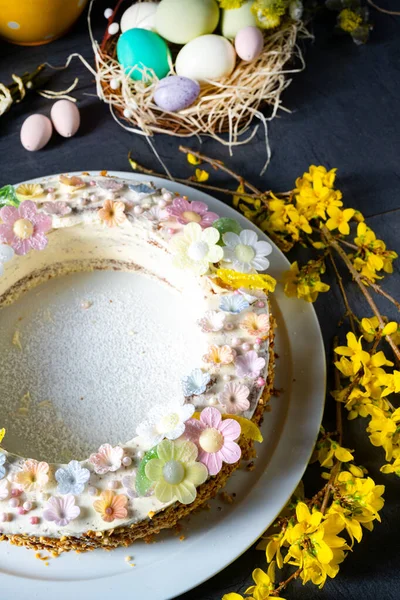 Perfect Cake Wreath Easter Table — Stock Photo, Image