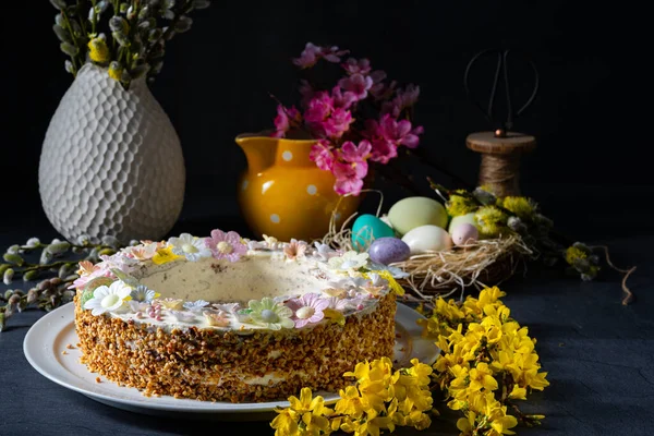 イースターテーブルのための完璧なケーキの花輪 — ストック写真