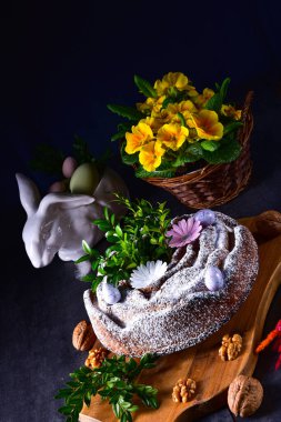 Fındıklı ve çikolatalı Polonya Paskalya pastası