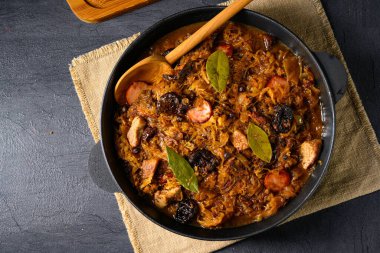 Gerçek bir Polonyalı 'Bigos', kurutulmuş erikler ve şaraplı eski bir tariften sonra.