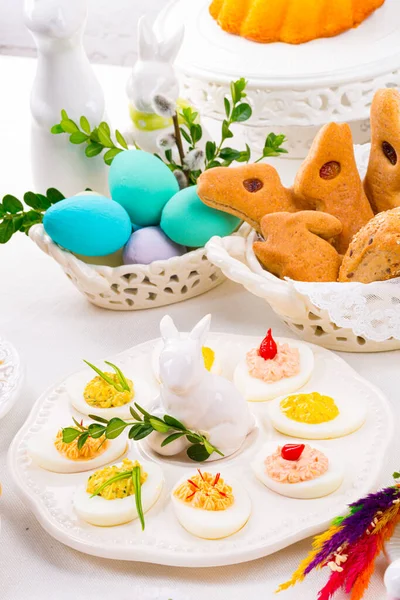 复活节用色彩艳丽的餐桌装饰 — 图库照片