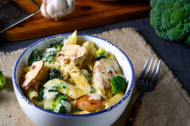 Mantarlı, ıspanaklı ve brokolili gerçek makarna.