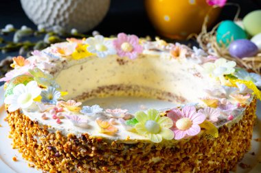 Paskalya sofrası için mükemmel bir pasta çelengi.