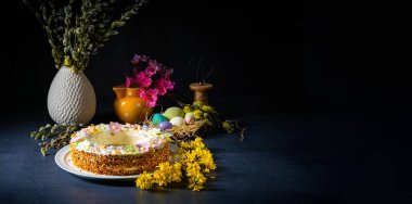 Paskalya sofrası için mükemmel bir pasta çelengi.