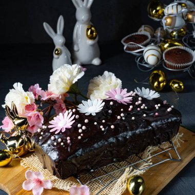 Lezzetli Paskalya ev yapımı çikolatalı pasta.