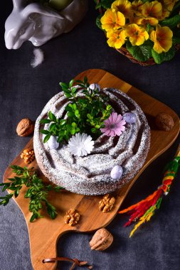 Fındıklı ve çikolatalı Polonya Paskalya pastası