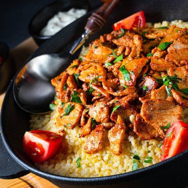 Kırsal bulgur tavaları, ızgara jiroskoplar ve yoğurt.