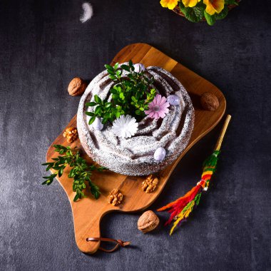 Fındıklı ve çikolatalı Polonya Paskalya pastası