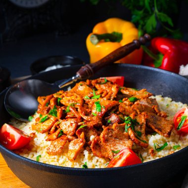 Kırsal bulgur tavaları, ızgara jiroskoplar ve yoğurt.
