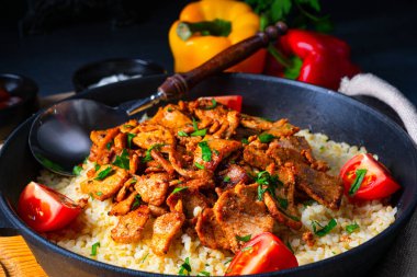 Kırsal bulgur tavaları, ızgara jiroskoplar ve yoğurt.