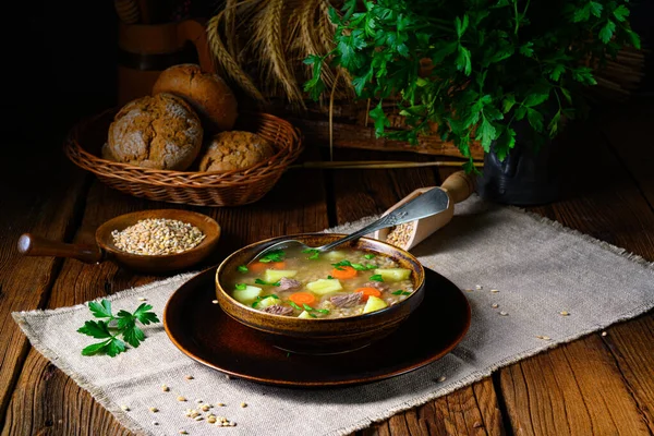 クルプニクはおいしいポーランドの大麦のスープ — ストック写真