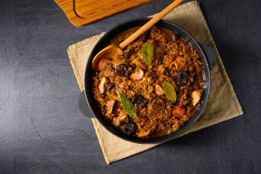 Gerçek bir Polonyalı 'Bigos', kurutulmuş erikler ve şaraplı eski bir tariften sonra.