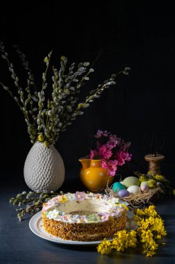 Paskalya sofrası için mükemmel bir pasta çelengi.