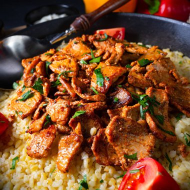 Kırsal bulgur tavaları, ızgara jiroskoplar ve yoğurt.