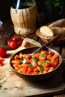 Taze domates soslu taşralı dev fasulyeler.