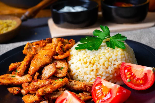 Bulgur Mit Gebratenem Fleisch Und Joghurtsoe — Fotografia de Stock