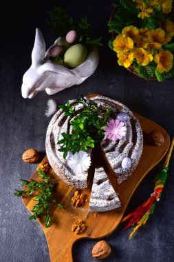 Fındıklı ve çikolatalı Polonya Paskalya pastası