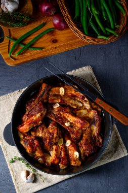 Sarımsak ve barbekü soslu baharatlı domuz kaburgası.