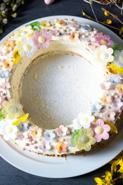 Paskalya sofrası için mükemmel bir pasta çelengi.