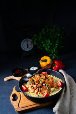 Kırsal bulgur tavaları, ızgara jiroskoplar ve yoğurt.