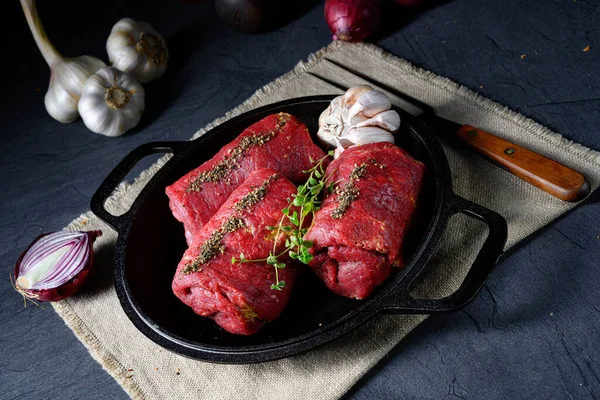 Rouladen Aus Rohem Rindfleisch Zum Kochen Zubereitet — Stockfoto