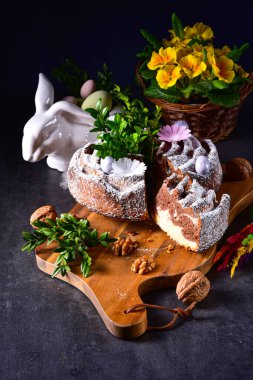 Fındıklı ve çikolatalı Polonya Paskalya pastası