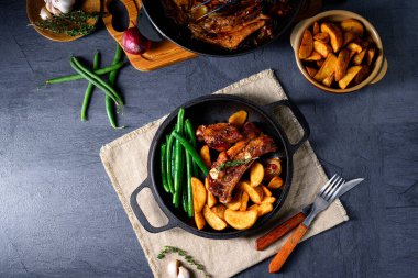 Fasulyeli kaburga ve patates.