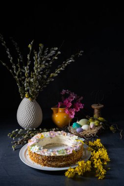 Paskalya sofrası için mükemmel bir pasta çelengi.