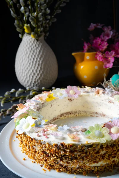 复活节桌上完美的蛋糕花环 — 图库照片