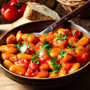 Taze domates soslu taşralı dev fasulyeler.