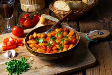 Taze domates soslu taşralı dev fasulyeler.