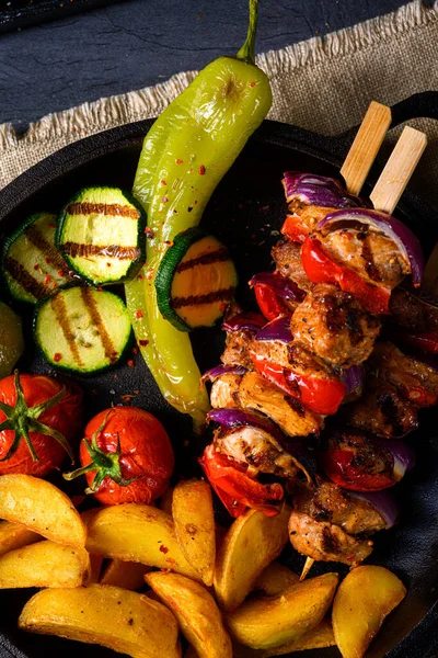 Shish Kebab Różnych Warzyw Przypraw Ziemniaków Kraju — Zdjęcie stockowe