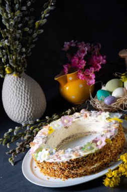 Paskalya sofrası için mükemmel bir pasta çelengi.