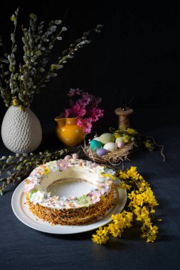 Paskalya sofrası için mükemmel bir pasta çelengi.