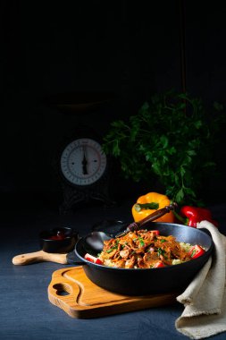 Kırsal bulgur tavaları, ızgara jiroskoplar ve yoğurt.