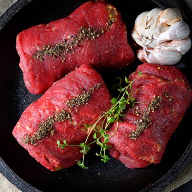 Çiğ sığır rölesi pişirmeye hazır.