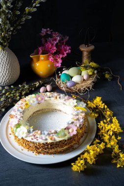 Paskalya sofrası için mükemmel bir pasta çelengi.