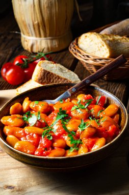 Taze domates soslu taşralı dev fasulyeler.