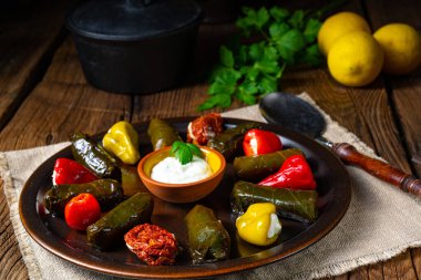 Yaprak Sarmas - Pirinç dolu kırsal asma yaprakları 