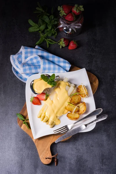 Asperges Aux Pommes Terre Frites Sauce Hollandaise — Photo