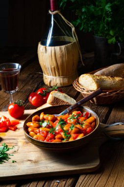 Taze domates soslu taşralı dev fasulyeler.