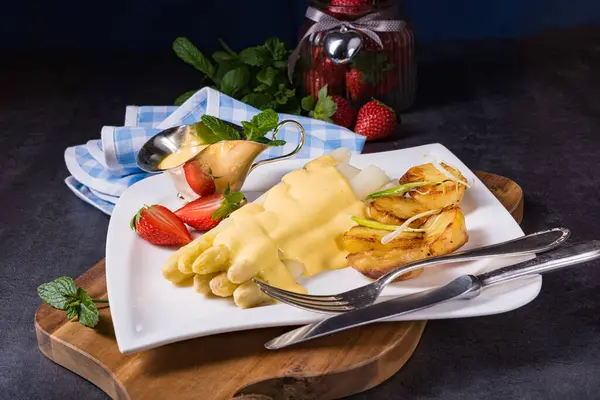 Asperges Met Gebakken Aardappelen Hollandaisesaus — Stockfoto