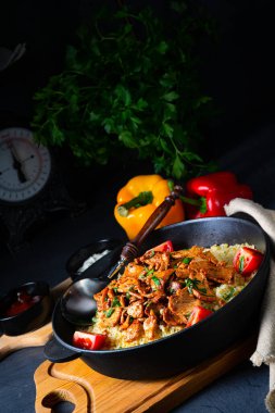 Kırsal bulgur tavaları, ızgara jiroskoplar ve yoğurt.